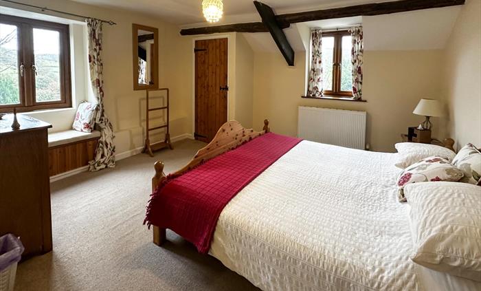 Master Bedroom with Super-King Bed & Dual Aspect
Super-King Bed, Dual Aspect Views, Garden View, River View, Light and Airy Bedroom, Ensuite Shower R